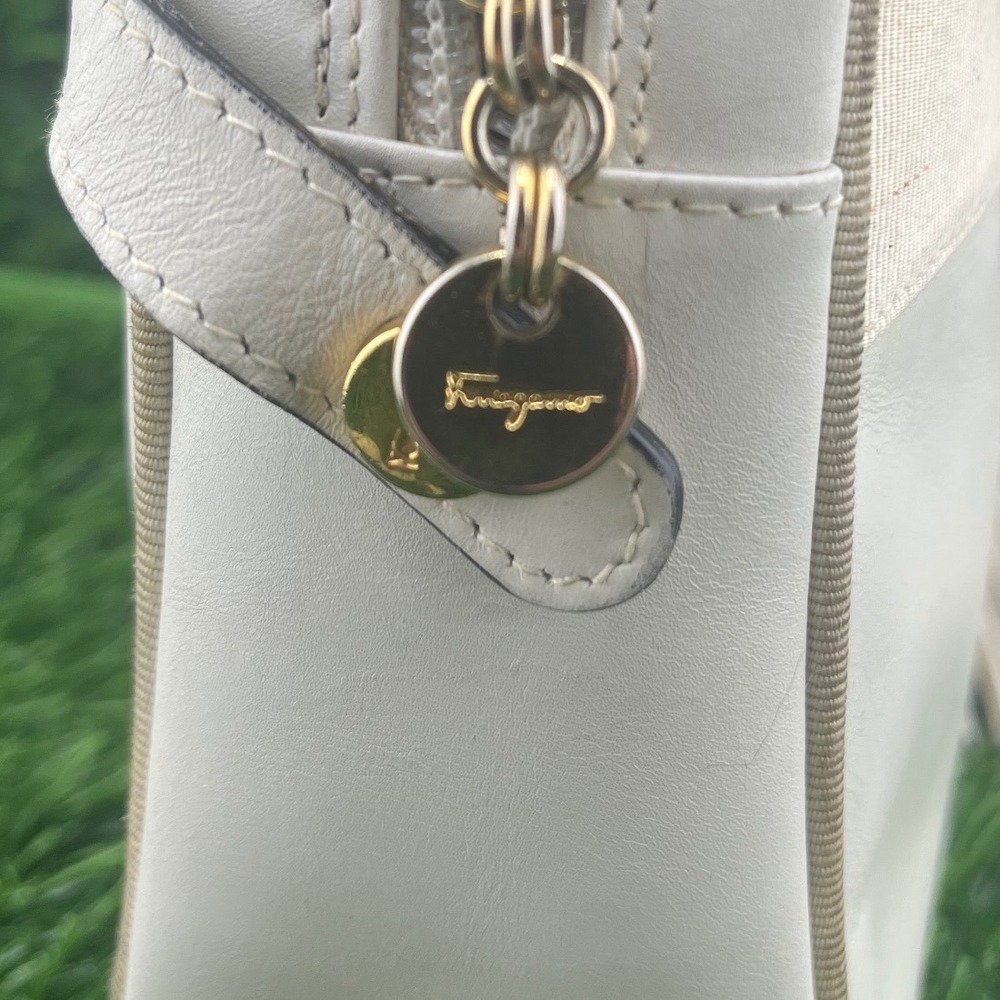 Salvatore Ferragamo Ivory Leather Vara Bow Camera Crossbody Gold Hardware Italy - Picture 7 of 16